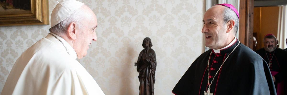 El obispo de Astorga, Jesús Fernández, junto al Papa, en una imagen subida a X (antes Twitter).