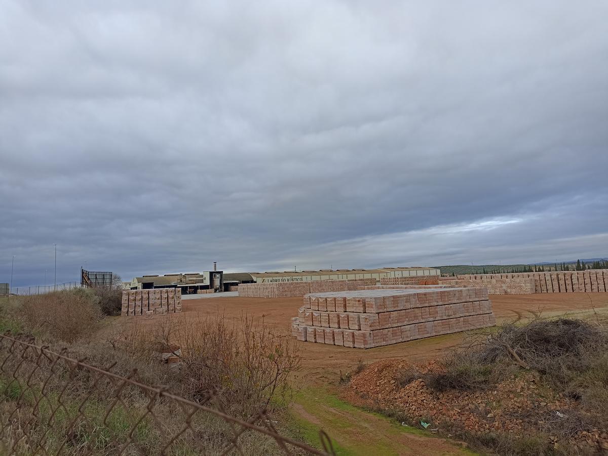 Cientos de palés de ladrillos apilados en una ladrillera de Bailén.