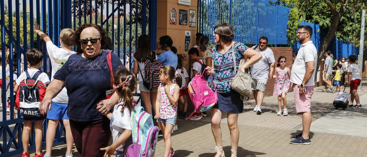 Los padres y abuelos recogen a sus hijos a las 12.00 horas en un colegio de Cáceres, por el calor.