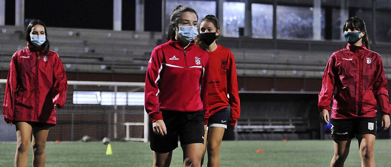 El equipo femenino de la Escola de Fútbol Lalín entrenó en la tarde de ayer. |  // BERNABÉ/JAVIER LALÍN