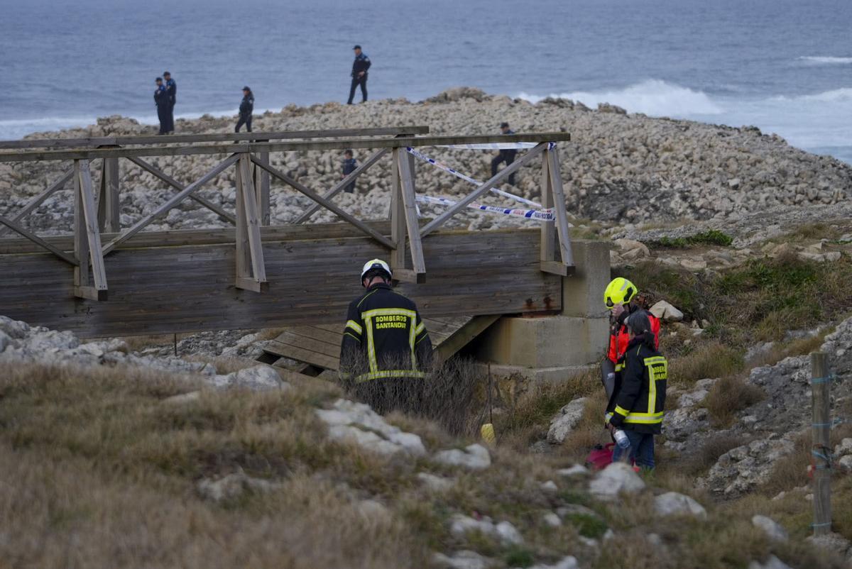 Un grupo de siete jóvenes pasaba por la pasarela y los equipos de emergencia cotinúan trabajando en la zona.