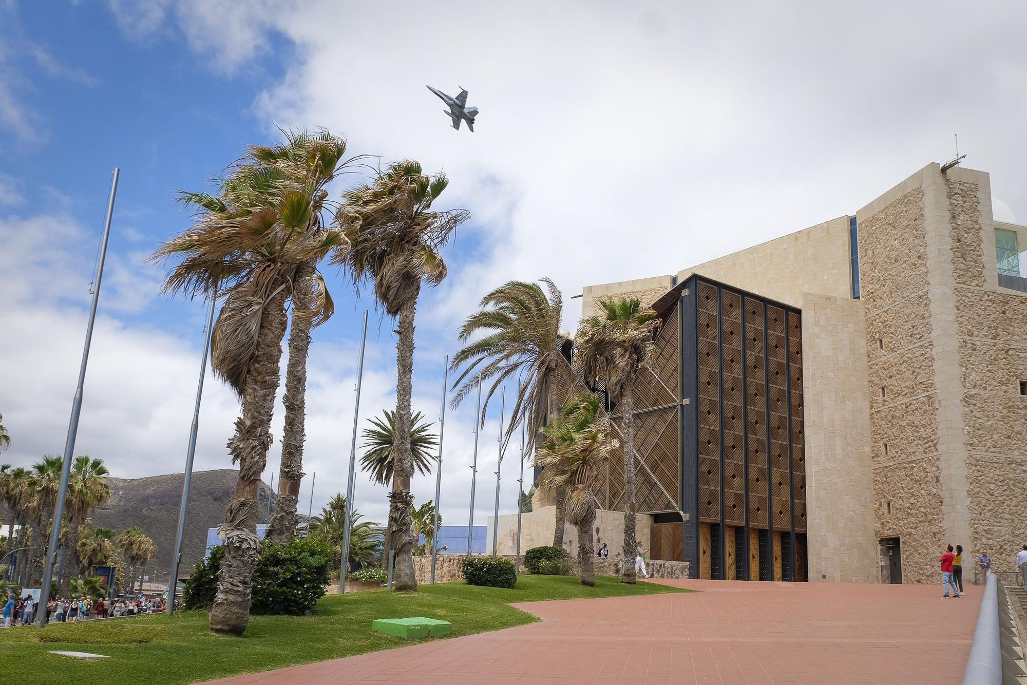 Los aviones F18 ensayan en la zona del Auditorio Alfredo Kraus