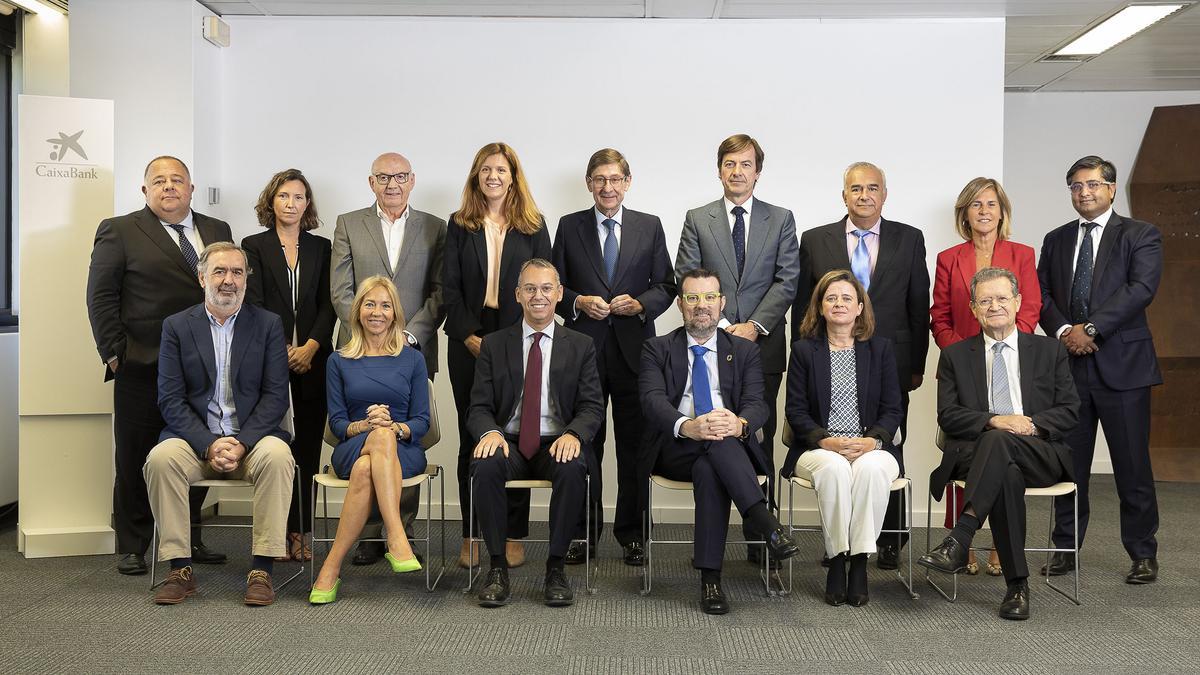 El presidente de CaixaBank, José Ignacio Goirigolzarri, con el comité consultivo de accionistas