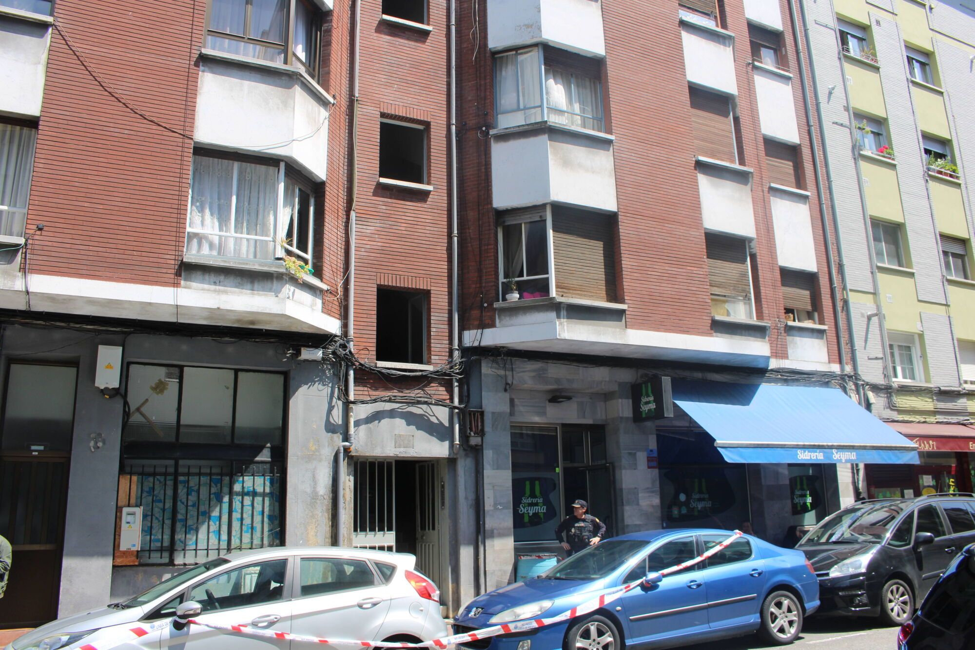 suceso calle Aller hombre lanzado por la ventana Mieres