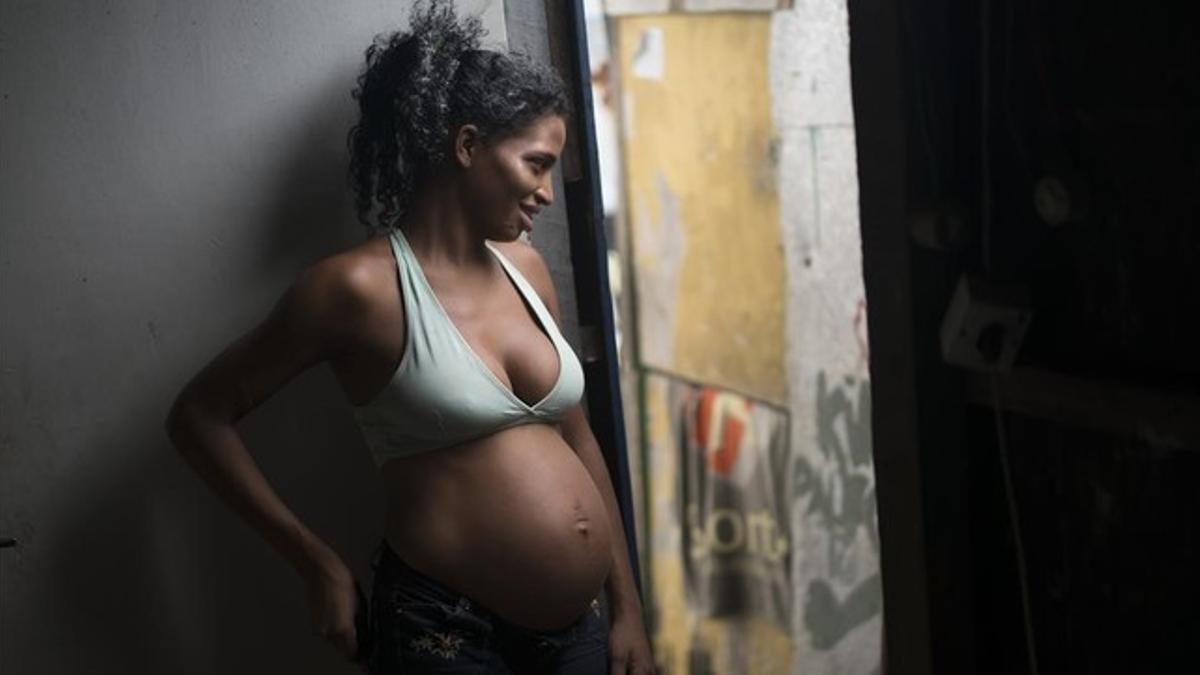 Tainara Lourenco, 21 años, desempleada y embarazada de cinco meses, en la entrada de su casa en un barrio de chabolas de Recife (Brasil), el 29 de enero.