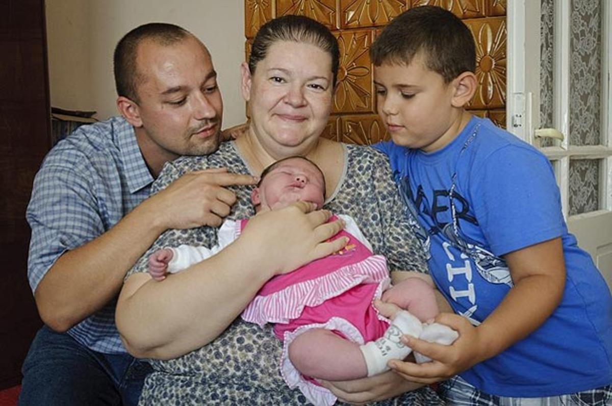 Zselyke Erdos, el nadó més gran del món, amb 63 centímetres i 6,3 quilos, és sostingut per la seva mare, Tunde Erdos, durant la visita dels mitjans a casa seva, a Hajduboszormeny, a 211 quilòmetres a l’est de Budapest (Hongria).