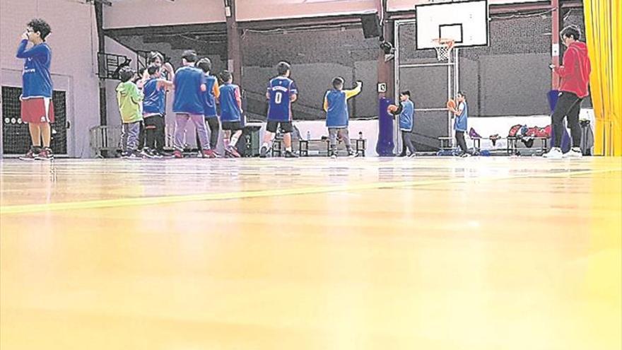 Vinaròs planea una pista deportiva en una nave alquilada