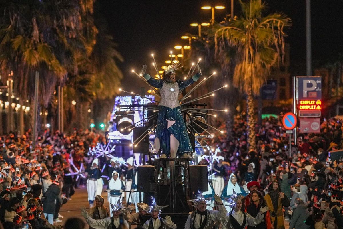 Miles de personas colman la costa de Barcelona para dar la bienvenida a los Reyes Magos