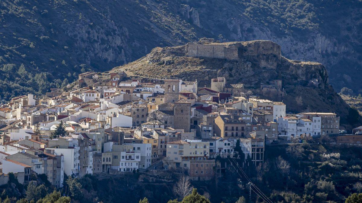 Vista del municipio y el castillo.