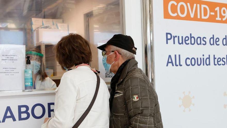 Zwei Deutsche erkundigen sich am Testzentrum im Flughafen von Palma.