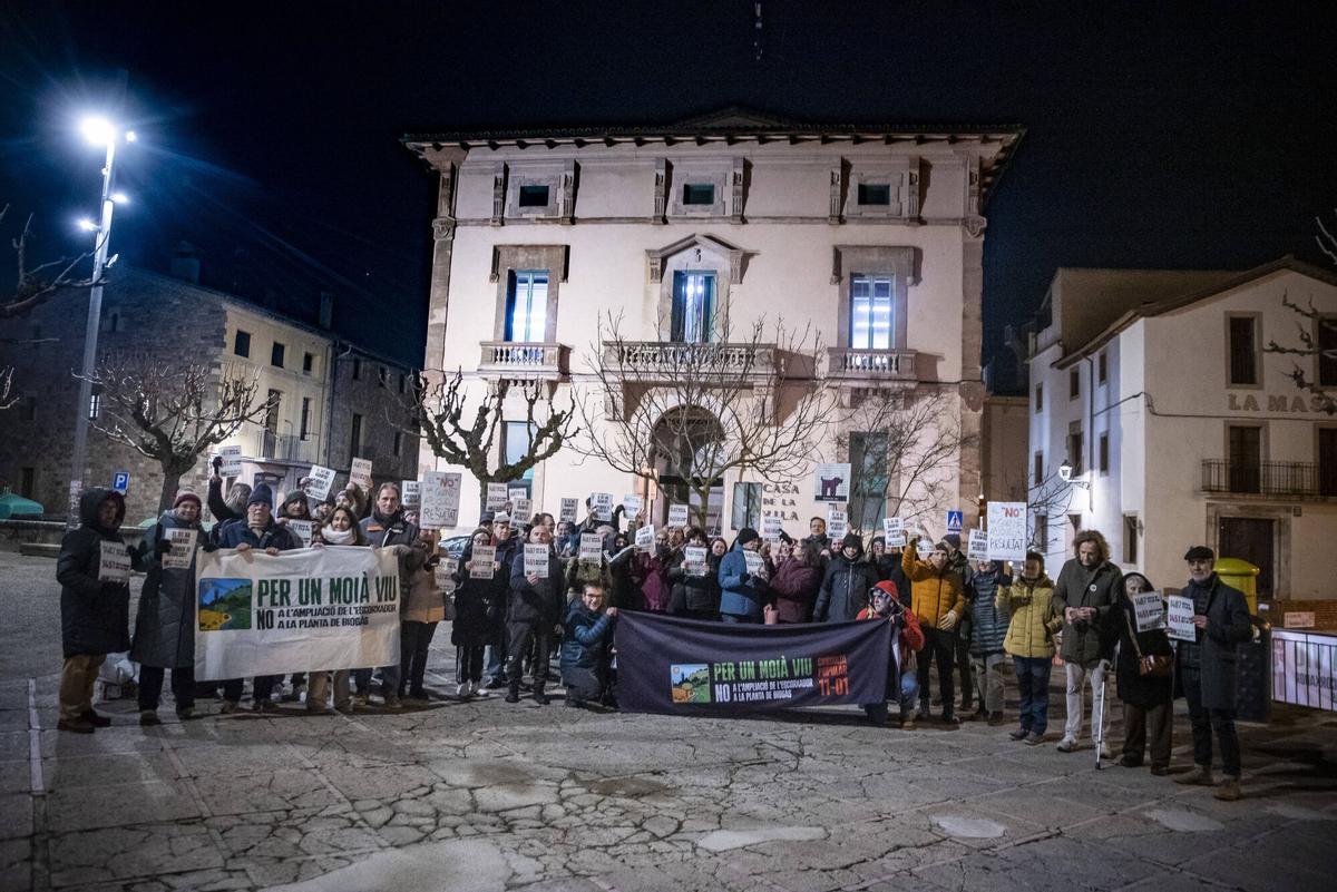 Imatges de la concentració en contra de l'ampliació del polígon de Moià, ahir, durant el ple municipal Imatges de la concentració en contra de l'ampliació del polígon de Moià, ahir, durant el ple municipal