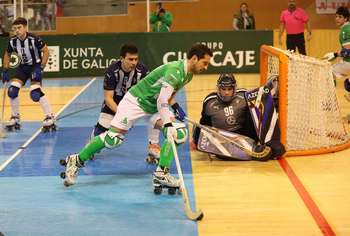Toni Pérez, con la bola en un encuentro del Liceo esta temporada en el Palacio.
