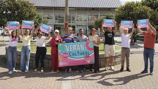 El equipo de gobierno y los representares de los colectivos que crearon este «Verán Cultural» de Salceda. | D.P.