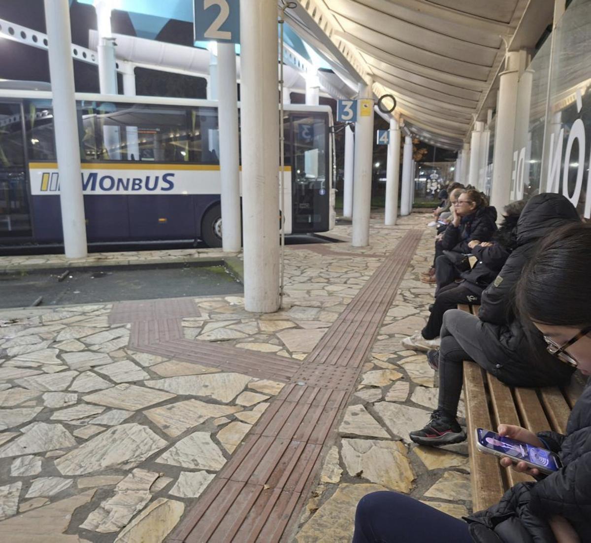 Estación de autobuses, ayer por la tarde-noche en Cangas, con viajeros esperando el bus. | FDV