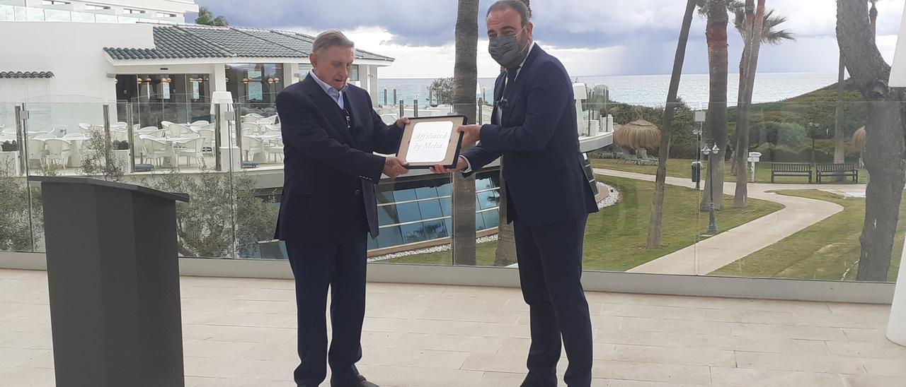 José De Luna recibe la placa que simboliza la &quot;alianza&quot; entre ambas familias hoteleras de manos de Gabriel Escarrer, este viernes en la Playa de Muro.