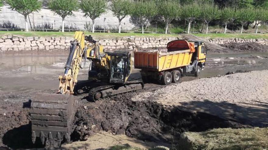 Màquines treballant en la retirada dels fangs del llac de Navarcles, que es traslladen provisionalment a una esplanada del costat de la presa