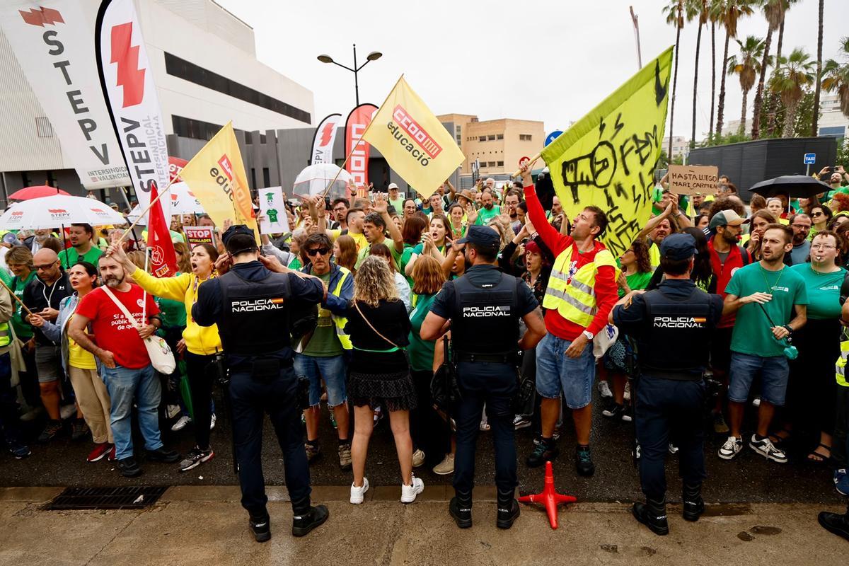 Protesta ante la sede de la Conselleria