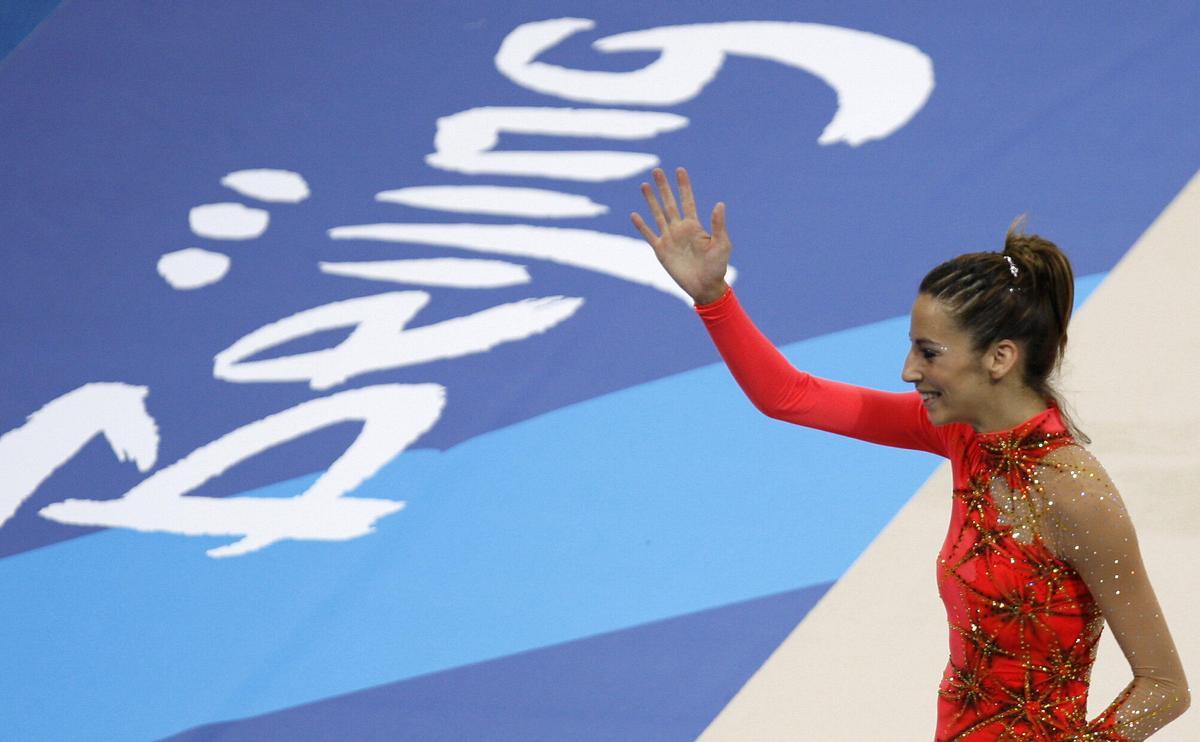 La española Almudena Cid tras finaluzar su ejercicio con el aro en la final individual de gimnasia rítmica de los Juegos Olímpicos, que supusieron su retirada.