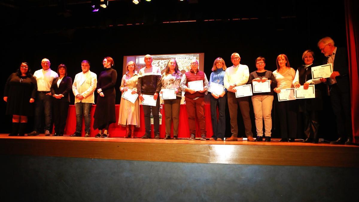 Villena homenajea a los 15 profesionales de la educación jubilados en 2023.