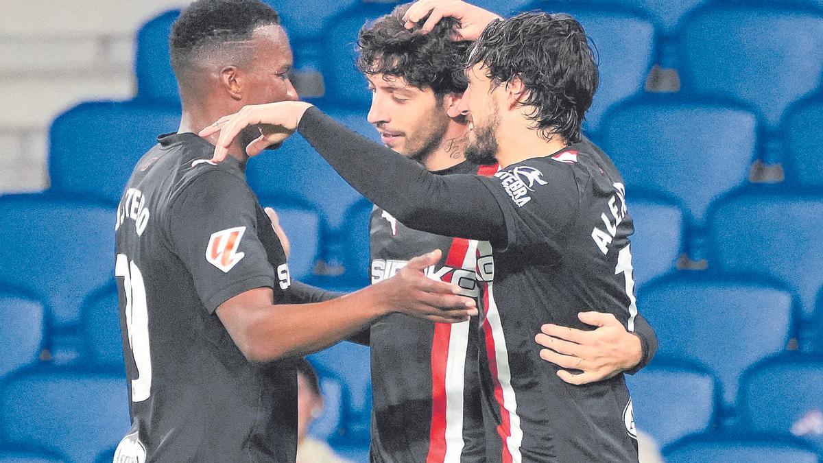 Por la izquierda, Juan Otero, César Gelabert y Álex Corredera celebran el gol de la victoria del Sporting en Anoeta. Fútbol. Partido correspondiente a la jornada 17 de Segunda División temporada 2025-2026 entre el R. Sociedad B y el Sport. Gijón