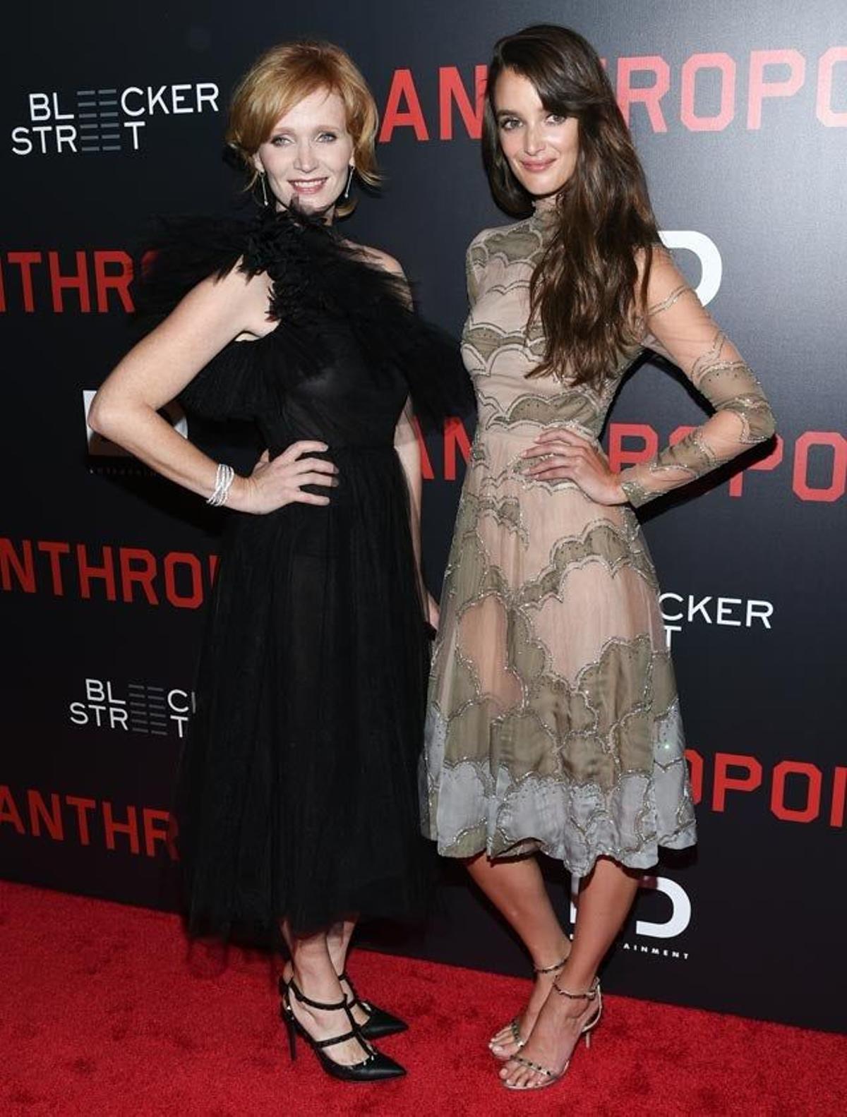 Ana Geislerova y Charlotte Le Bon, en la première de Anthropoid en Nueva York.