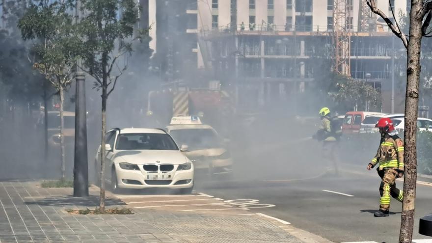 Un coche de prácticas de autoescuela se prende fuego en València