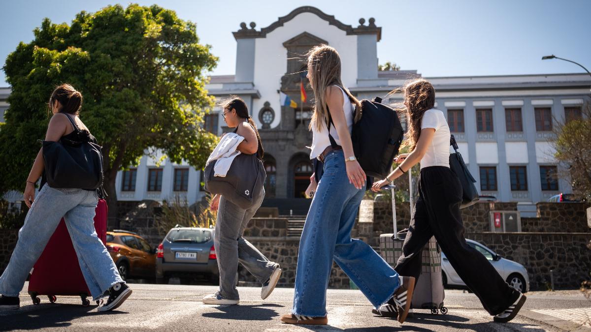 Alumnos de la ULL frente al Edificio Central de la institución académica en La Laguna.