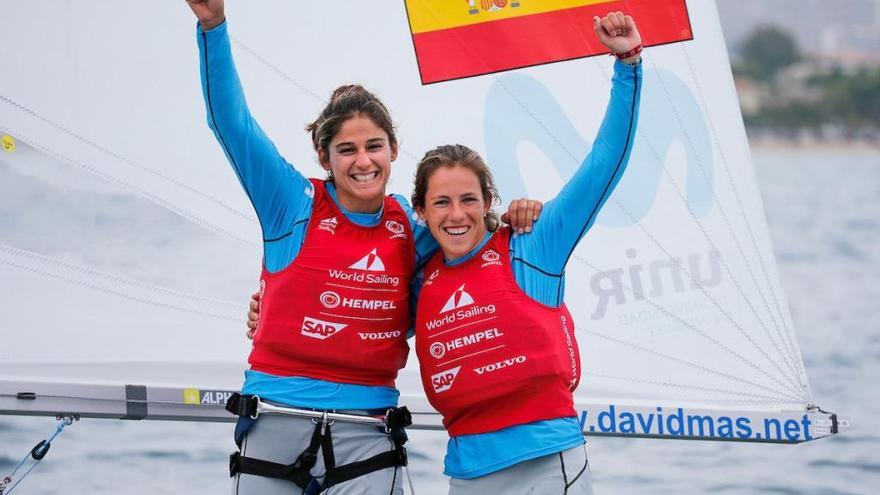 Patricia Cantero -izquierda- y Silvia Mas celebran la medalla de bronce conseguida en Marsella.