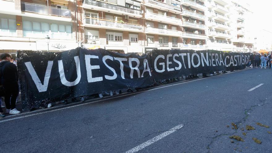 Protestas del valencianismo en la puerta de Mestalla