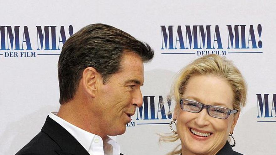 El actor irlandés Pierce Brosnan  y la actriz estadounidense Meryl Streep sonrien durante el pase gráfico de la película ´Mamma Mia´ en Berlin. La película posee una banda sonora a cargo del grupo musical sueco ´ABBA´ .