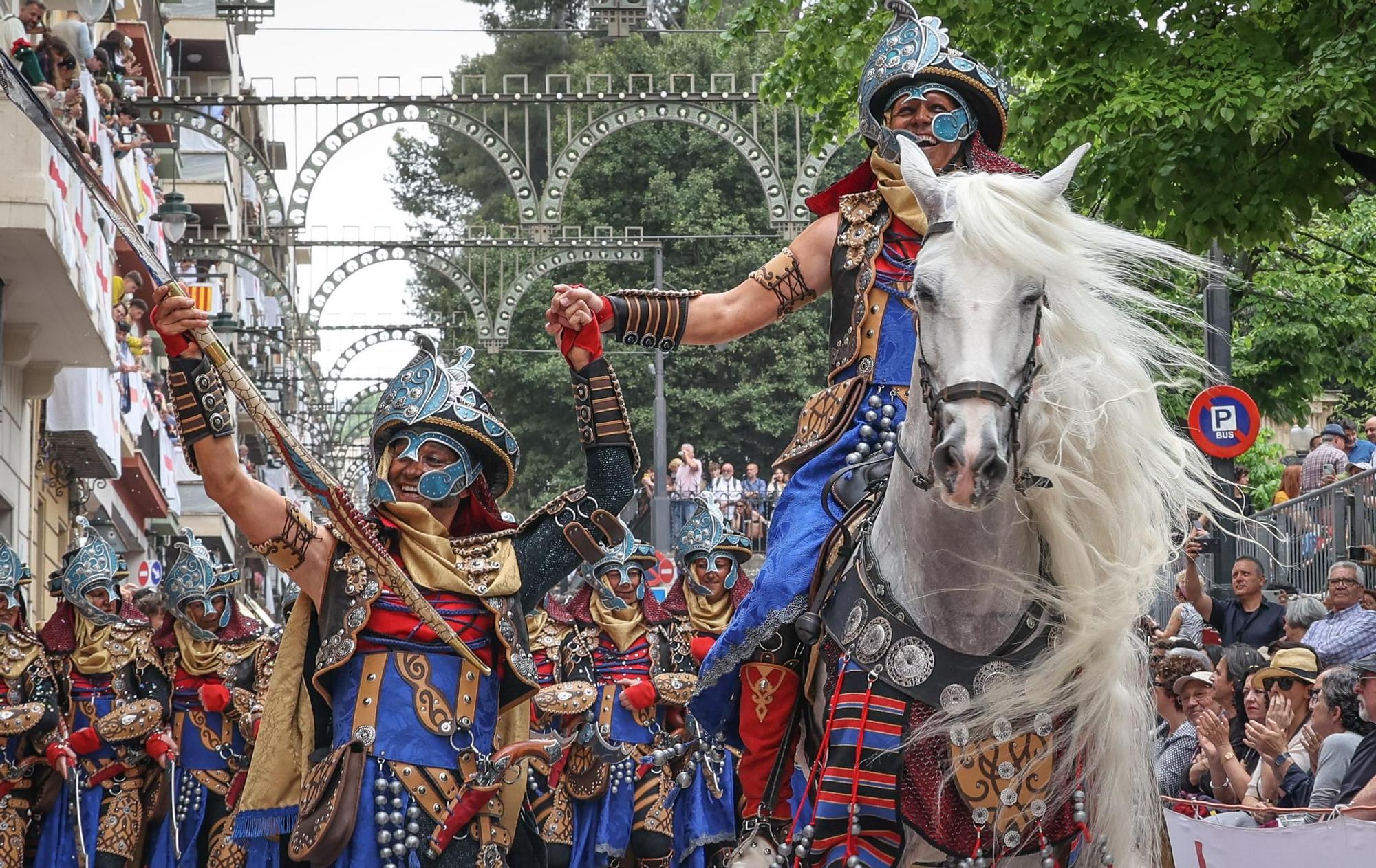 Alcoy se entrega al espectáculo de las tropas cristianas