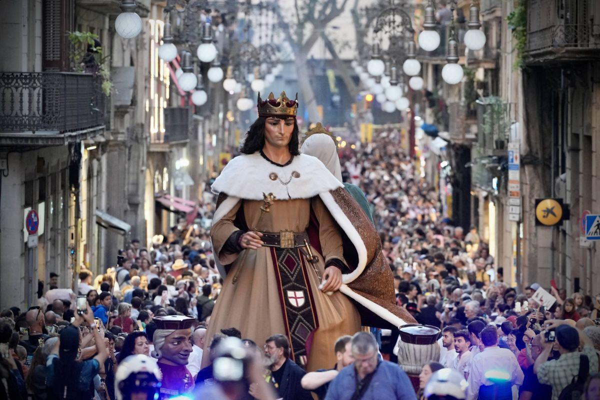 Toc d’inici de la Mercè 2025, gigantes y bestias en la plaza Sant Jaume de Barcelona