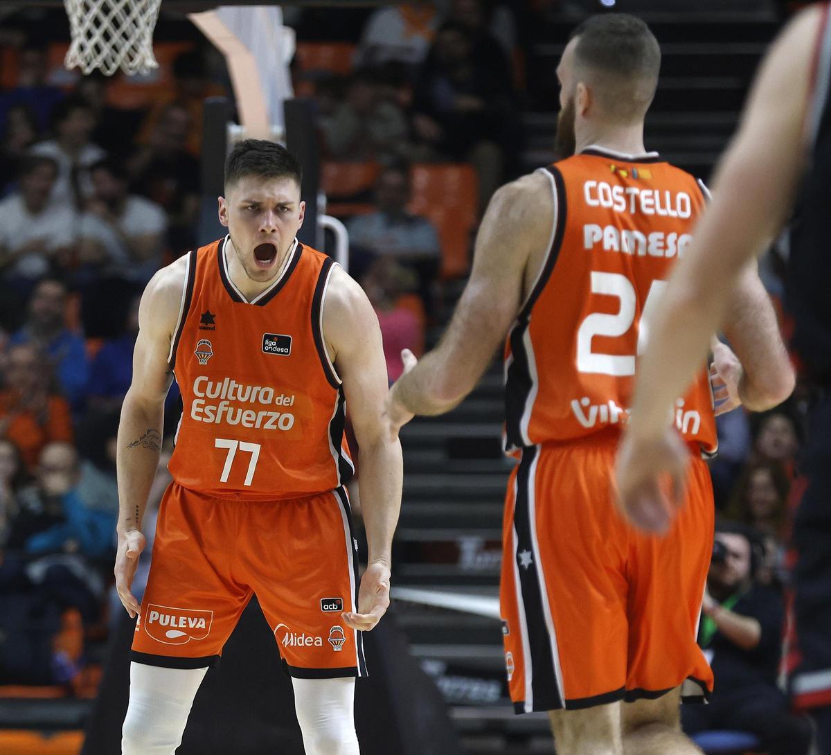 Nate Sestina, en una efusiva celebración ante Matt Costello