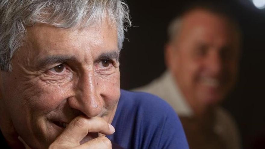Setién, tras la entrevista con EL PERIÓDICO, posa con una foto de Cruyff al fondo.