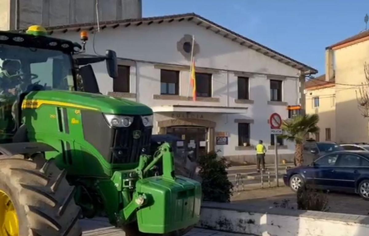 Uno de los tractores a su paso por Alcañices durante el jueves. | Cedida