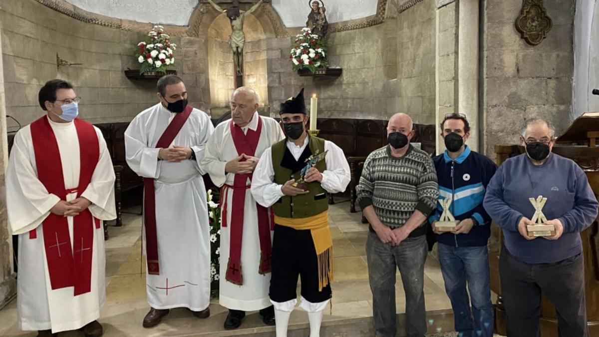 Por la izquierda, Eduardo Zulaiba, Alberto González Caramés, José Luis Montero, Eloy Fernández, Luis Areces, Ricardo Díaz y Bernabé Areces, ayer, en la parroquia de San Andrés. | M. L.