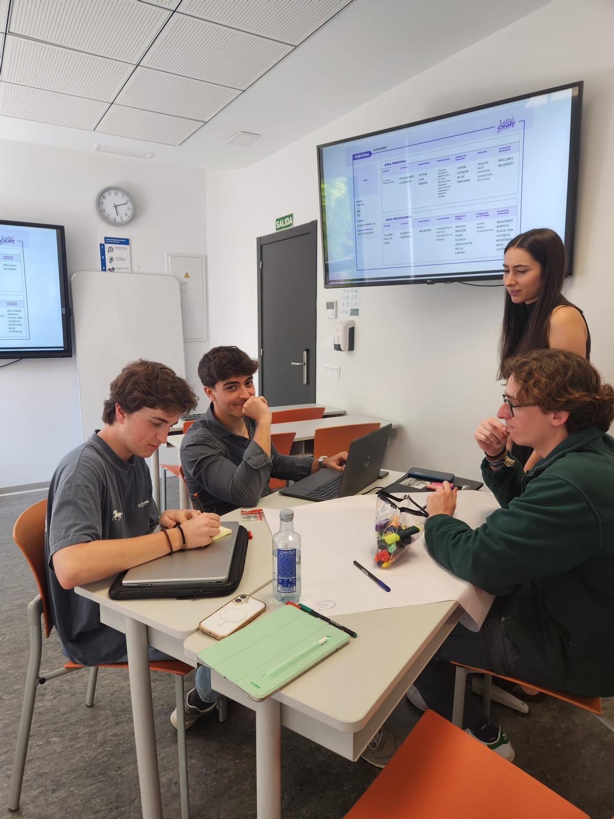 El alumnado de Derecho del CEU Elche participa en un taller de Legal Design Thinking para hacer el lenguaje jurídico más accesible.