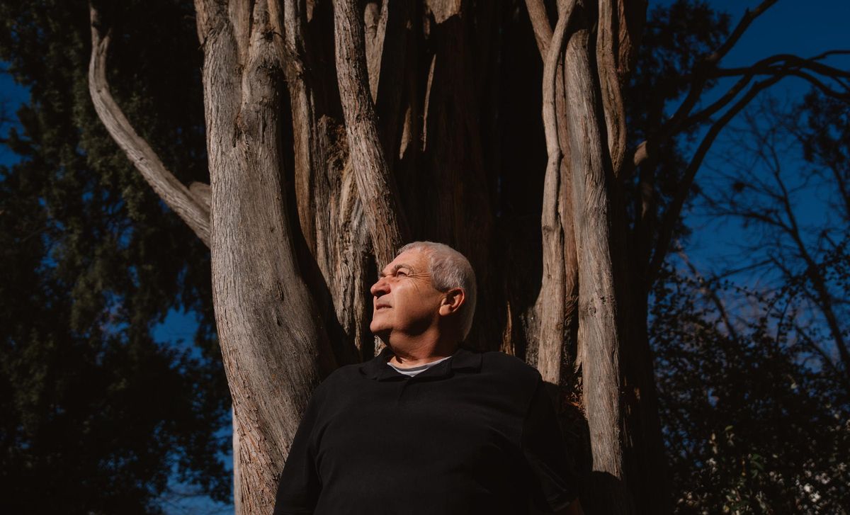 Mariano Sánchez frente a un árbol del Real Jardín Botánico de Madrid.