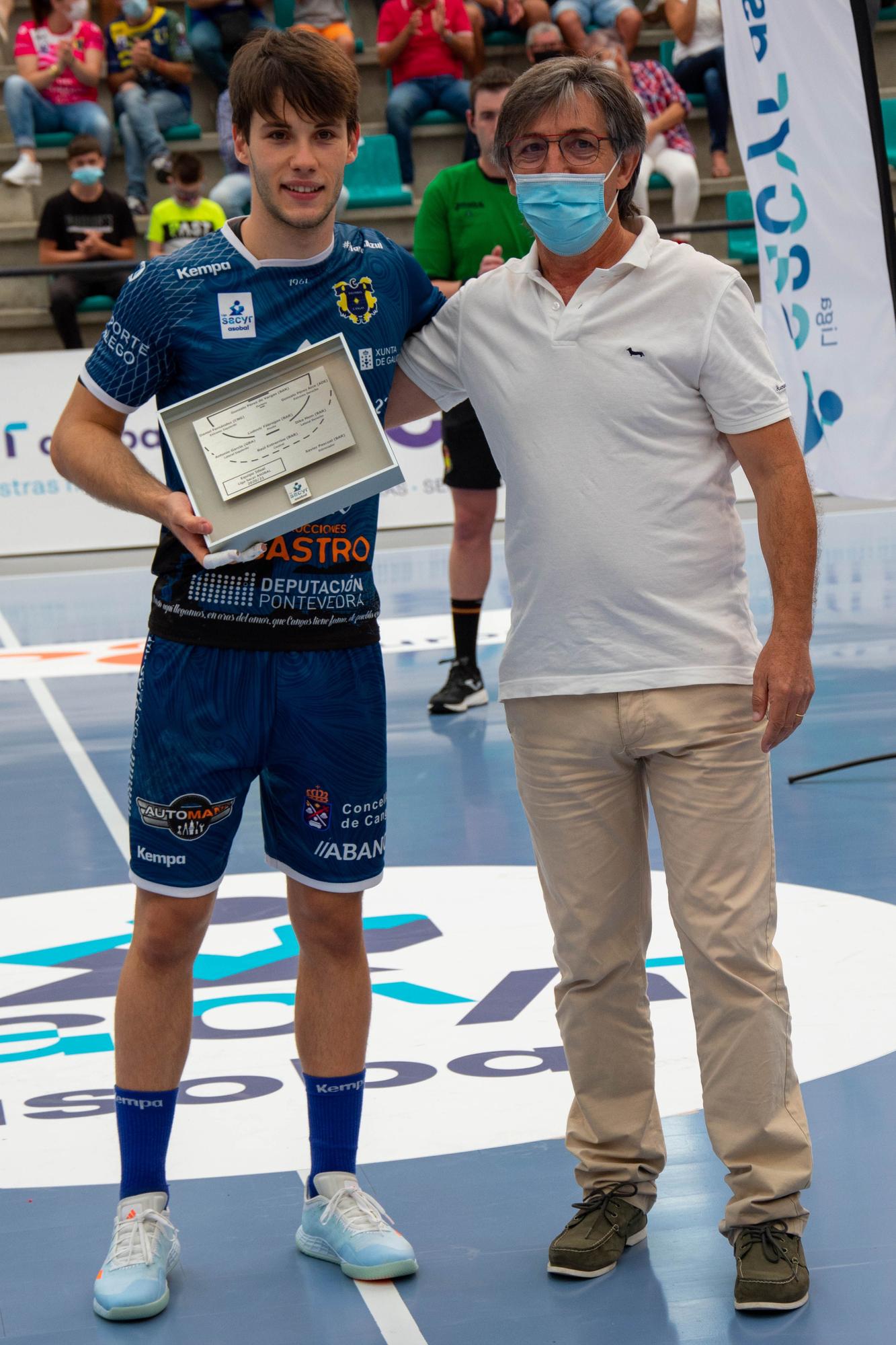 Dani Fernández recibió al inicio del partido el premio como mejor extremo izquierdo de Asobal en la temporada pasada.