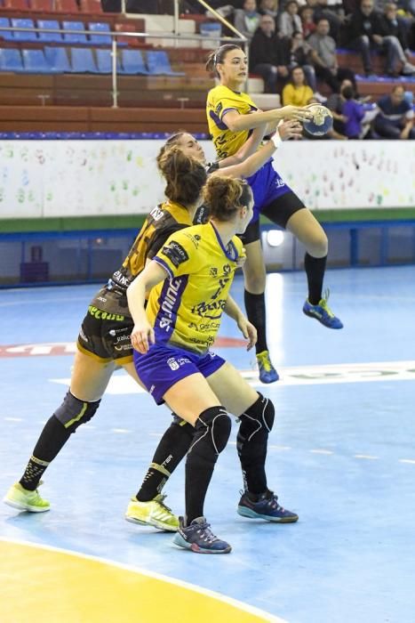 26-02-20 DEPORTES. PABELLON DE LAS REMUDAS. BARRIO DE LAS REMUDAS. TELDE. Partido de balonmano femenino entre el Remudas Rocasa y el Guardés disputado en Pabelloon Antonio Moreno del barrio teldense de Las Remudas.    Fotos: Juan Castro.  | 26/02/2020 | Fotógrafo: Juan Carlos Castro