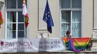 Vox denuncia la "okupación ilegal" de la fachada del Ayuntamiento de Palencia con la bandera arcoíris