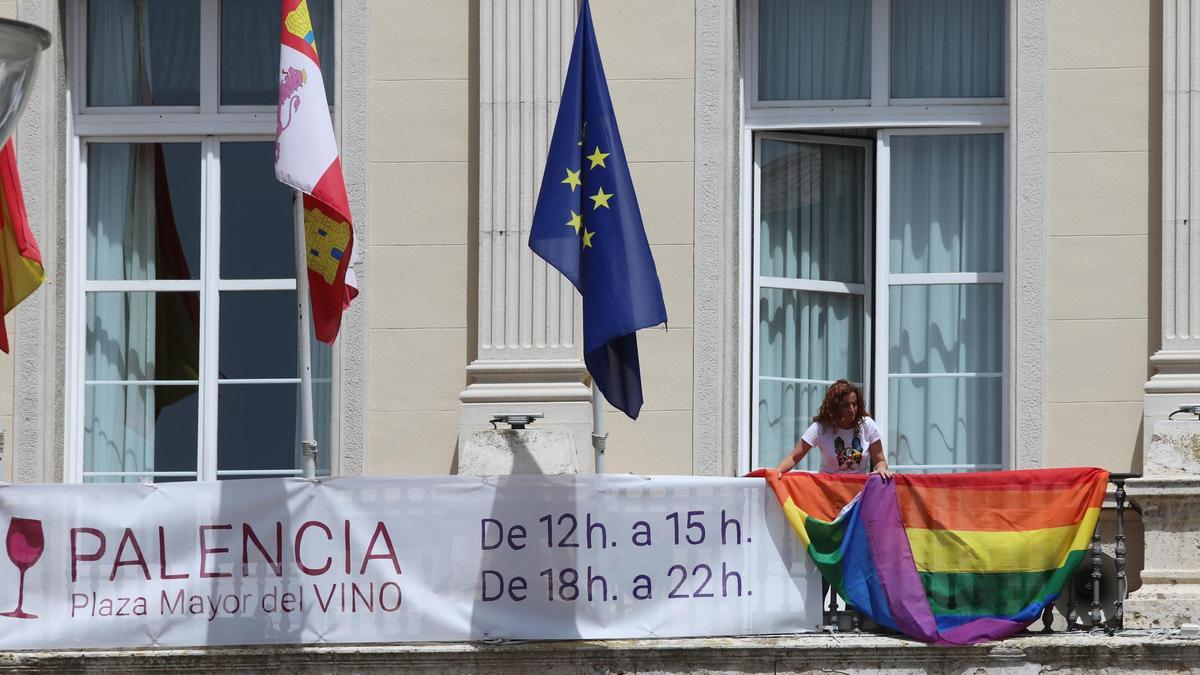 La bandera del Orgullo LGTB colocada en el balcón del Ayuntamiento de Palencia.