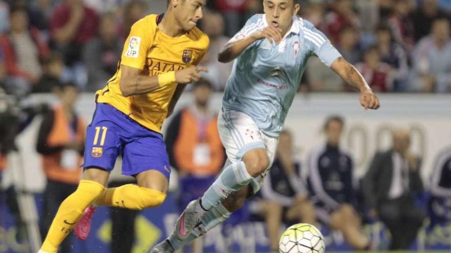 Orellana disputa un balón a Neymar, durante el partido de ayer en Balaídos. // José Lores