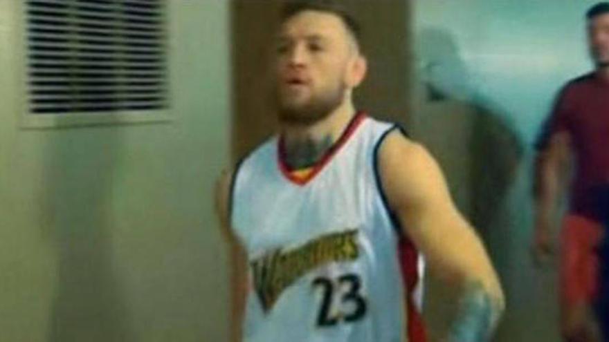 Conor McGregor, con la camiseta de los Warriors.