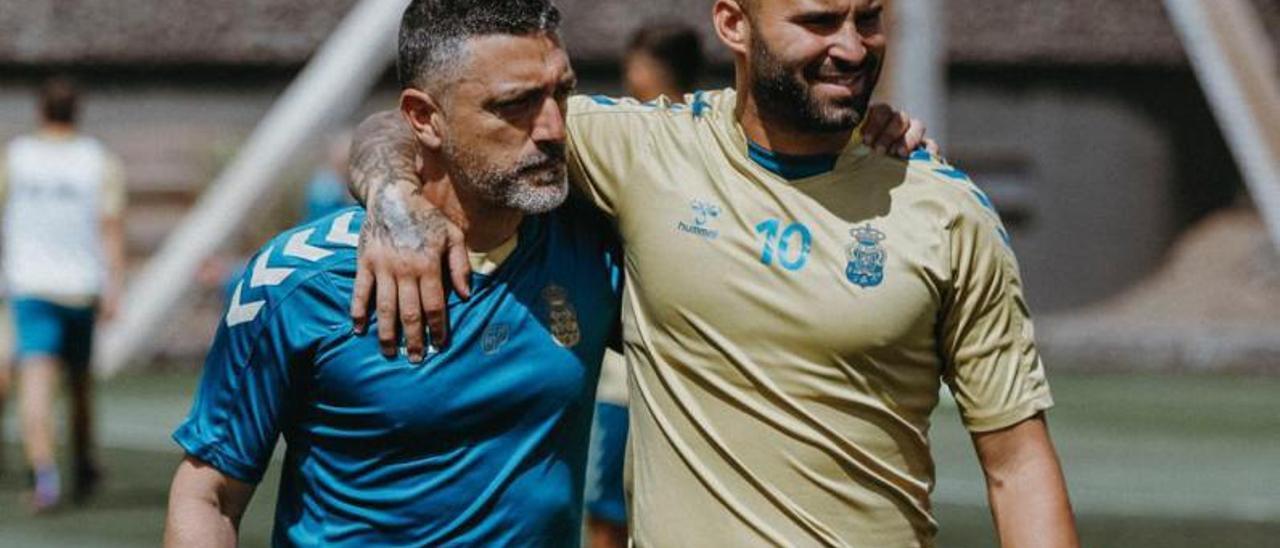 Xavi García Pimienta y Jesé Rodríguez, abrazados ayer durante el entrenamiento de la UD Las Palmas en ABarranco Seco.