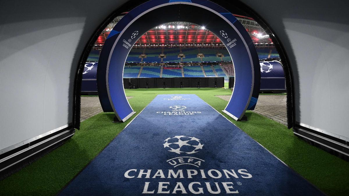 Logo de la UEFA Champions League en un estadio