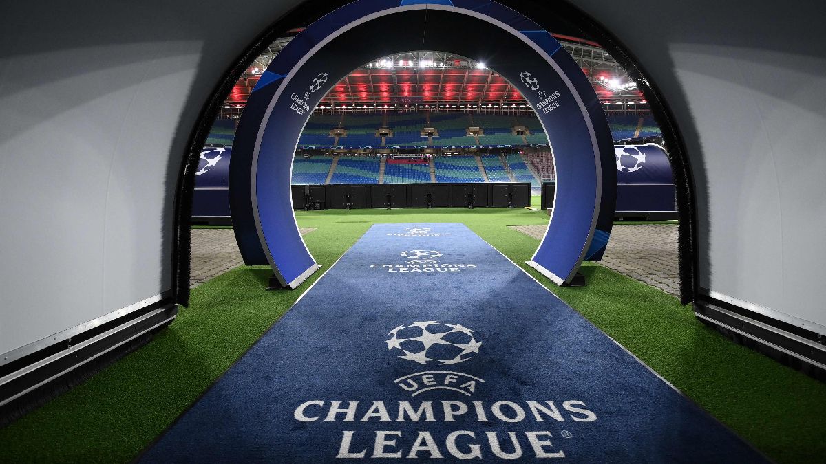 Logo de la UEFA Champions League en un estadio