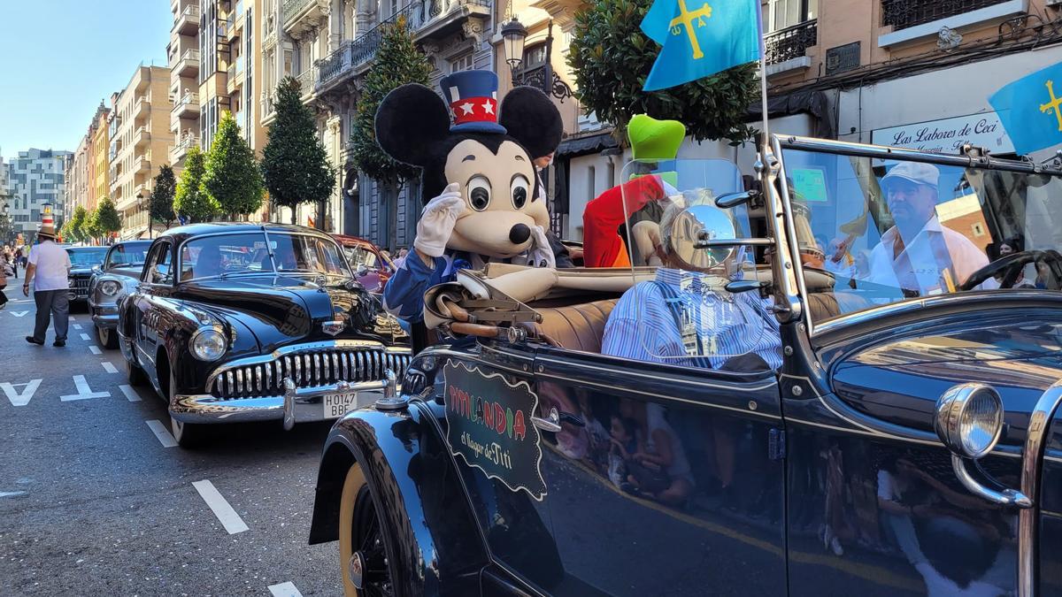 Lo coches "al más puro estilo americano" desfilan por Oviedo