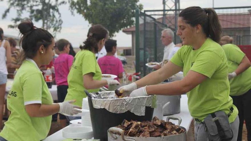 Dos imágenes de vecinos durante la preparación de una barbacoa.