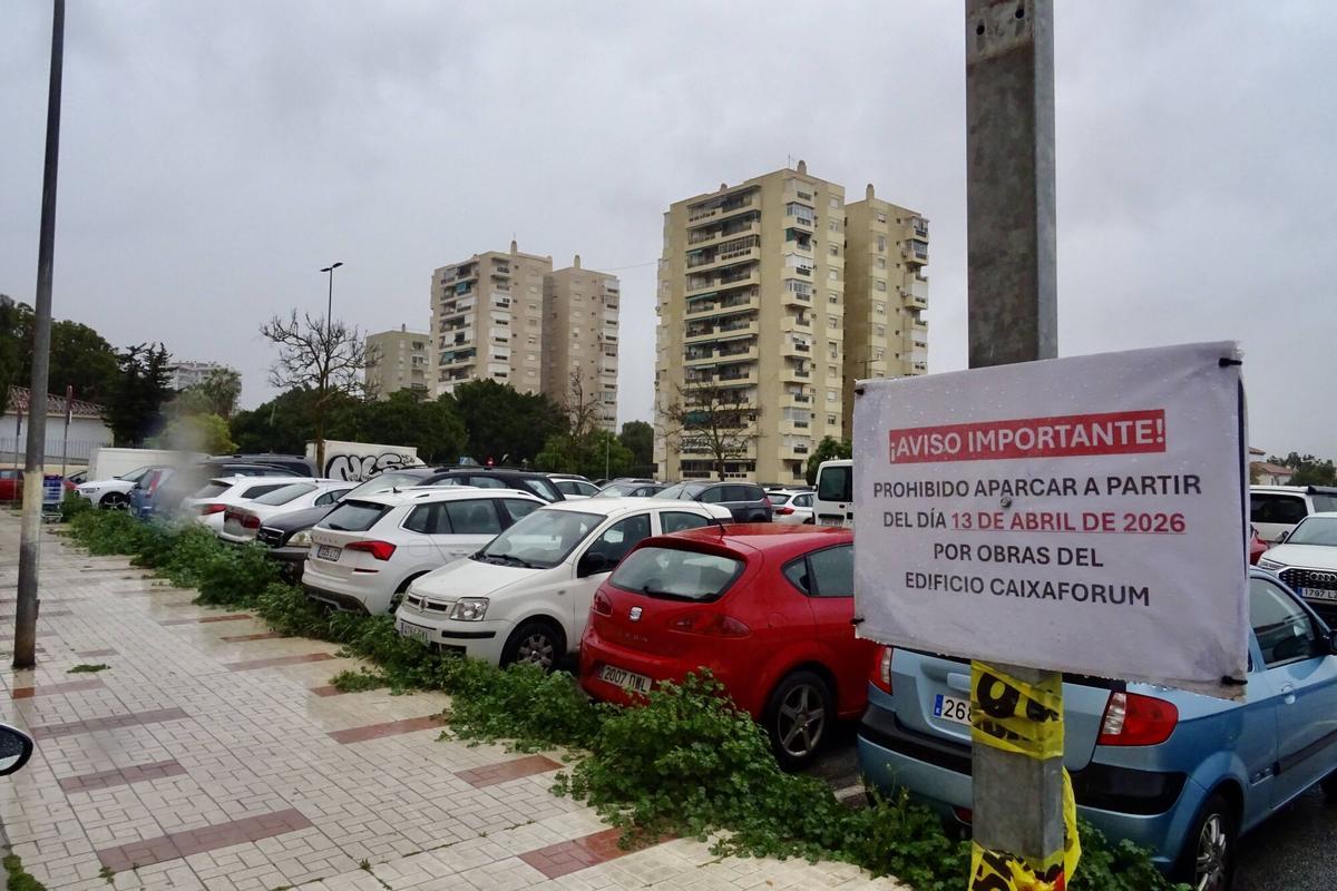 Carteles prohíben aparcar en la parcela donde se construirá el CaixaForum a partir del 12 de abril